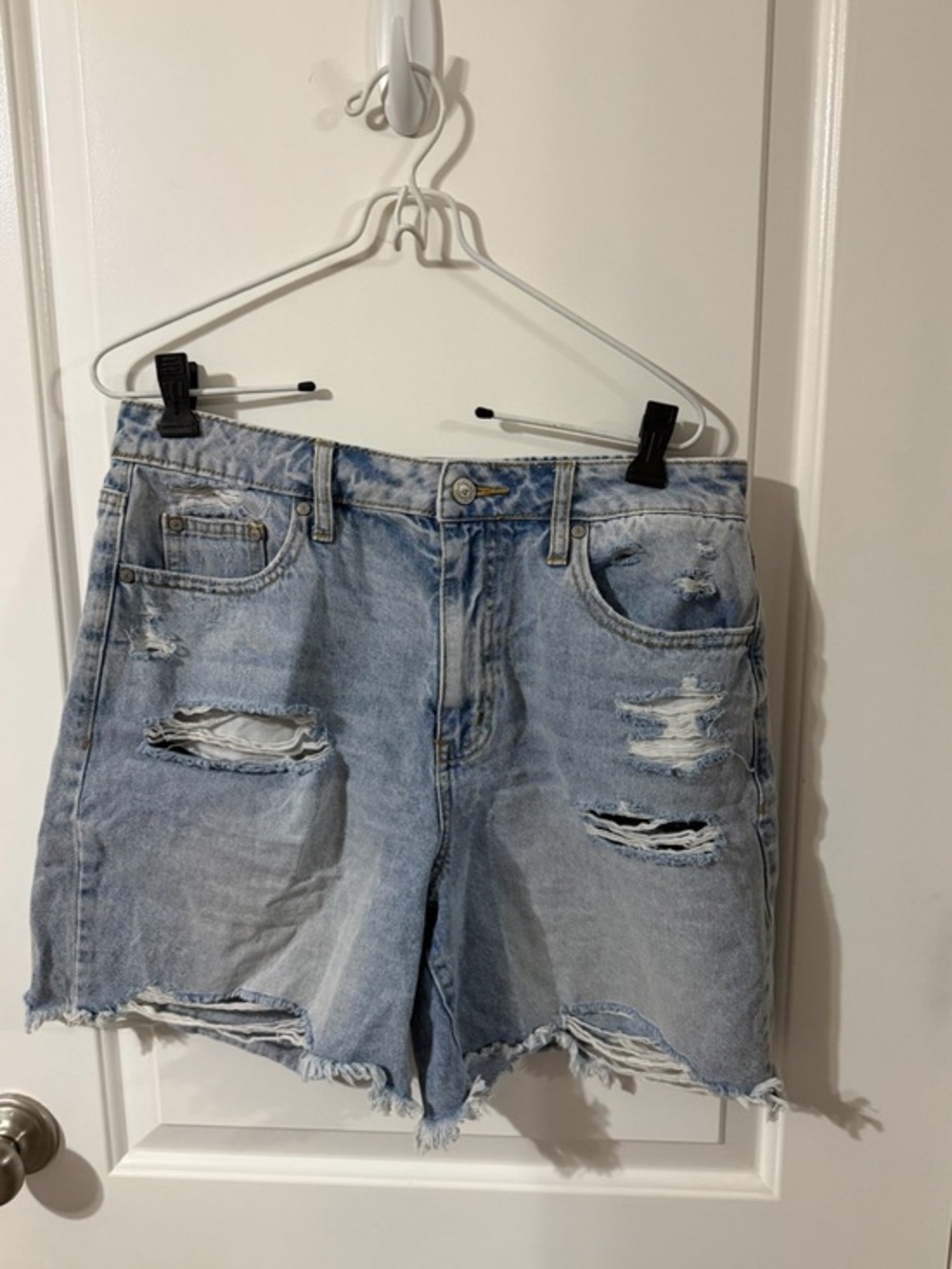 Altar'd State Sydney Distressed High Rise Denim Shorts Light Wash 30